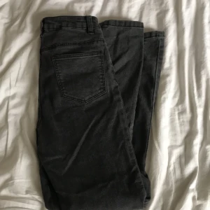 Jeans med slits - Gråa jeans med slits från nakd, dessa säljer också pga för små!