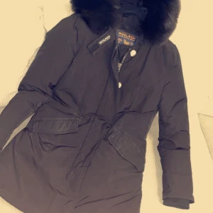 Woolrich jacka  - Hej! Jag säljer min fina woolrichjacka då den är lite för liten för mig. Den är använd en vinter men i fint skick! Kan gärna skicka fler bilder om man vill! Pris kan diskuteras vid snabb affär 🥰