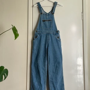 Hängselbyxor Lee, S - Vintage hängselbyxor från Lee. Supersnygga och i väldigt bra skick!