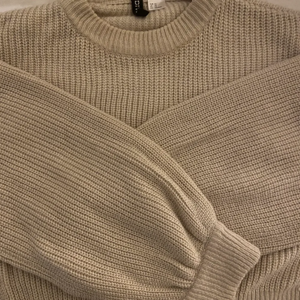 Säljer nu denna beige stickade tröjan som endast är använd 1 gång! Köptes 2019. 80kr+frakt.  För fler bilder kom privat och pris kan diskutera vid snabb affär! 🥰. Stickat.