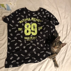 T-shirt  - Svart T-shirt med neon tryck Från TRN1961 säljer pga använder inte  Bekväm T-shirt  Fint skick 