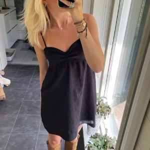 Svart klänning hm  - Storlek 36, lånad bild❤️