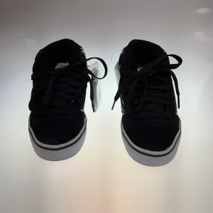 Vans skor - Ett par skor från Vans. Aldrig använd å lappen är fortfarande kvar. Storlek 40.