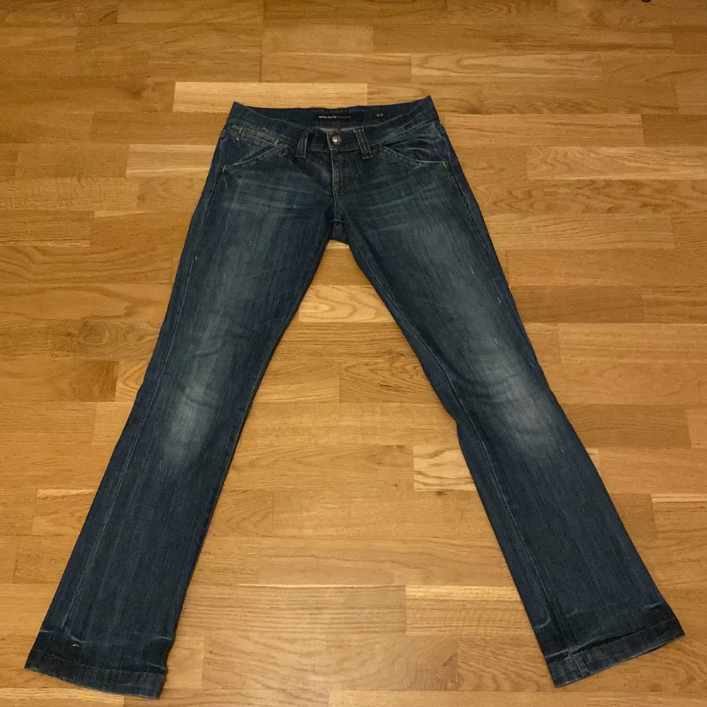 Väldigt lågmidiade jeans från miss sixty. Storlek 25 men känns som 26/27. Säljer för 350 kr. Nypris 1600. Kan också bytas mot juicy couture mjukisbyxor i xs eller andra jeans. Köpare står för frakt. Kan mötas upp i typ mos.. Jeans & Byxor.