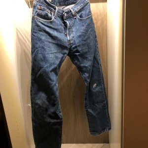 Levis 501 - Inte så bra skick med tanke på det lilla hålet vid knäet men annars så är det bra kvalite 