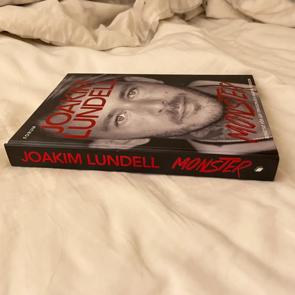 Joakim Lundells bok Minster som handlar om hans tuffa liv och uppväxt och hur han blev den han är idag, som ny, har aldrig läst den, fin i bokhyllan. Övrigt.