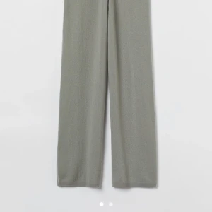 Cashmere byxor  - Hej! Säljer mina cashmere byxor i en superfin grön färg. Fick de i julklapp i julas så använda i ca 1 år. De är i fint skick och inte noppriga. Ända defekten är ett pyttelitet hål. Därför säljs de lite billigare. Hör av er vid fler frågor🫶🏻