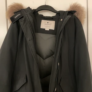 Woolrich Arctic Parka strl L - Jag säljer min woolrich jacka som är i väldigt bra skick, finns en lite spricka i vänster ficka!! Swipe för att se skadan, går nog att laga för en billig peng dock. Jackan är endast använd under en vinter, den är äkta, hör av dig privat för äkthetsbevis!☺️