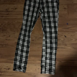 Punkiga byxor - Skitsnygga rutiga byxor som jag köpte secondhand!! Perfekta punkbyxor! Eller bara en alternativ look💋 tryck ej på köp nu!!