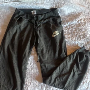 Nike mjukisbyxor - Lågmidjade mjukisbyxor i Nike. Lite pösigare nertill. Det står storlek L på lappen men jag som är en M är dem lite tajta för.