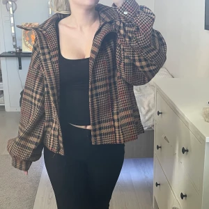 Rutig kappa - Kort rutig kappa från Kappahl. Perfekt höstjacka!  Storlek L men passar mig som brukar ha S. Köpt för 699kr😊