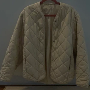 Quiltad jacka  - Varm och snygg quiltad jacka från &other stories. Passar perfekt till både höst och vinter. Den är i storlek 34 men lite oversize. Nypris ca 900kr 