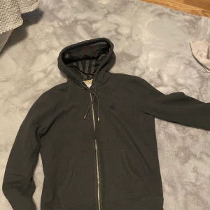 Burberry Zip - Fin tröja som ja använt få tal gånger, inga defekter säljer pga den är för liten.  Storlek M passar även S