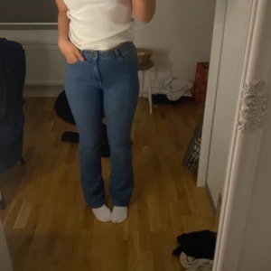 PIECES - Dessa byxor är från Nelly, har använt dom drygt 2 gånger, jag är 173 så dom är väldigt långa. Rätt så högmidjade men inte jätte mycket Kom privat för mer information 