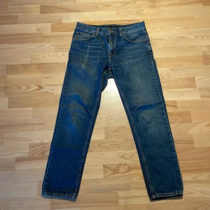 Nudie Jeans Gritty Jackson Blue Slate 30x30 - Nudie Jeans  Modell: Gritty Jackson  Färg: Storlek: Blue Slate 30x30