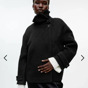 Arket kappa - Helt ny, onvänd arket kappa. Helt slutsåld och säljs endast på Zalando. Storlek 32 men passar även mig som är ca 170 cm och brukar ha xs/s i toppar, säljaren står för frakt💕Köp direkt för 2300kr eller buda här! 