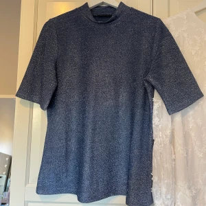 Fest topp - Jätte fin topp till vardag och fest i storlek M. Märket är Stockh Lm och mycket bra skick💕