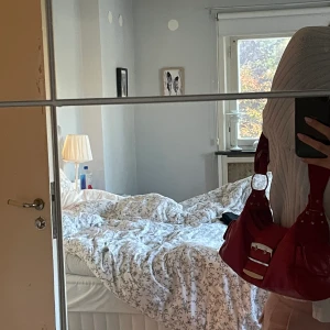 Skitsnygg vintage väska - En super fin vintage väska, med flera fickor och fina detaljer. Vet inte exakt vart det är ifrån, men säljer pga inte fått någon användning. Den är super cool och man kan styla den med en snygg outfit. ❤️Frakt tillkommer. 