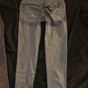 Tränings tights  - Hej  Säljer mina oanvända tränings tights i ljusblå färg . De är jätte sköna, stretchiga och uthäver rumpa  Kommer inte till användning Hör av er för frågor eller för fler bilder Köpare står för frakt 