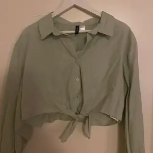 En jättefin croppad skjorta från HM i grönt. Den är i storlek M och passar bra. Säljer då den inte kommer till användning 💕 skriv för mer info eller vid intresse! Frakt tillkommer 