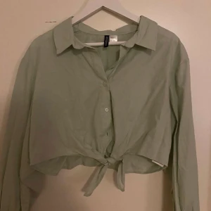 Skjorta HM grön  - En jättefin croppad skjorta från HM i grönt. Den är i storlek M och passar bra. Säljer då den inte kommer till användning 💕 skriv för mer info eller vid intresse! Frakt tillkommer 