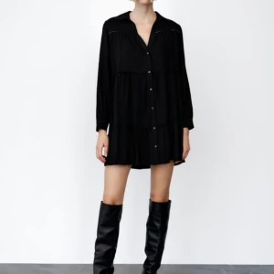 Zara klänning - Säljer denna Zara klänning då den tyvärr är lite för kort för mig💓Använd 1 gång💓Köparen står för frakt💓