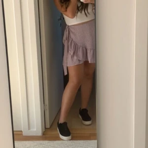 Lila kjol - Fin lila kjol med blommar. Säljer för 100kr💕💕