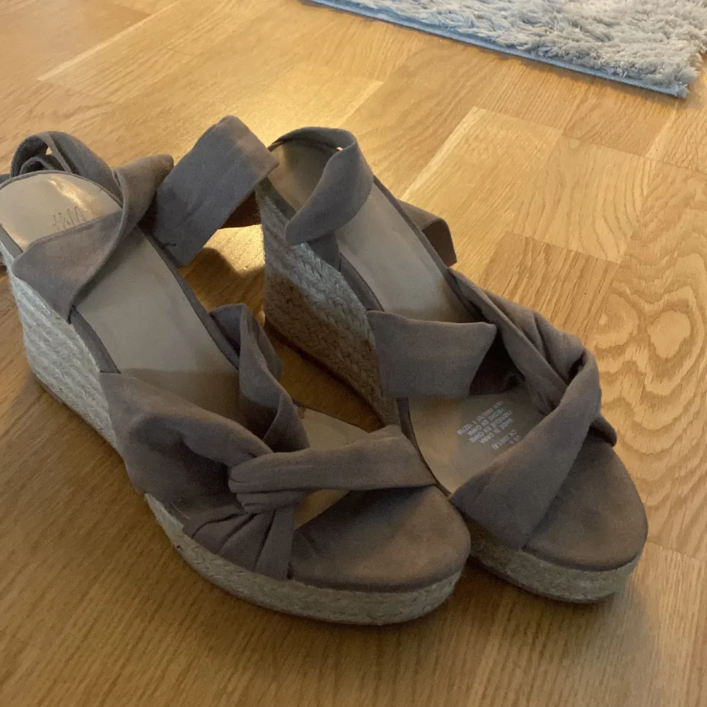 Espadrillos fråm Hm i mocka. Storlek 37. Köparen står för frakten.. Skor.