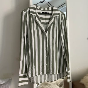 Skjorta strl S - Randig skjorta i storlek S från BikBok. I gott skick. 