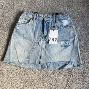 En oanvänd Zara kjol i storlek 152  - Det här är en oanvänd jeanskjol. Den är super fin💙