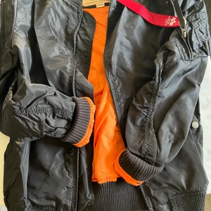Alpha Industries Bomberjacka  - Säljer min bomberjacka från Alpha Industries då det inte kommer till användning. Endas använd 1 gång så är i superfint skick. Storlek M   Nypris 1999:- säljer för 600:-
