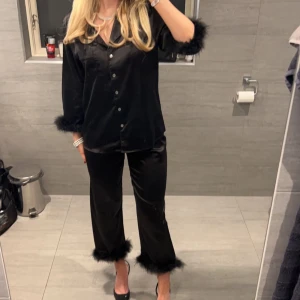 Set med fjädrar - Säljer snyggaste setet från zalando. Slutsålt sen längesen. Kan användas till fest, vardagar och pyjamas! Använd en gång😍😍😍 stolek s