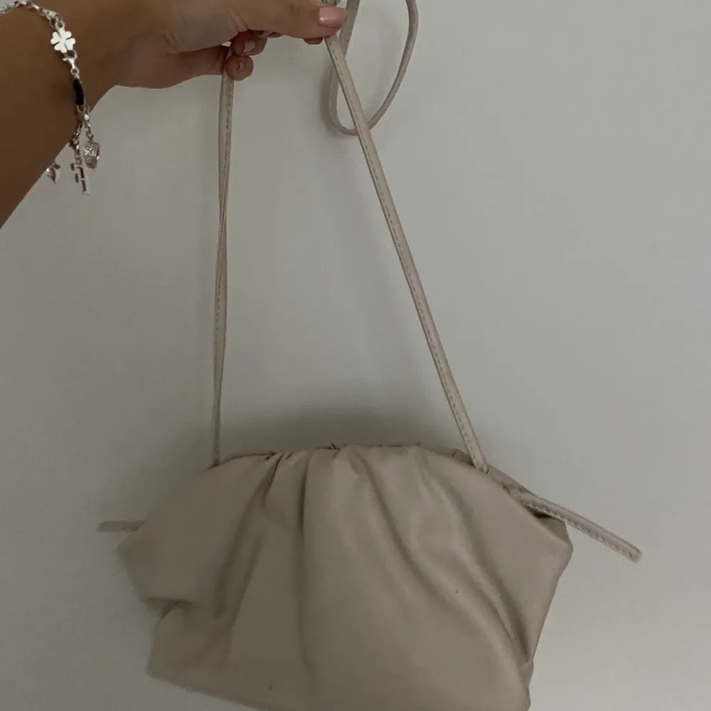 En vanlig beige handväska. Använd men i bra skick❤️‍🔥. Väskor.