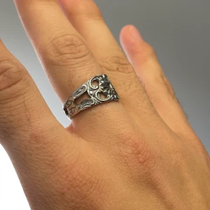 Hemmagjord sked- ring - Otroligt fin och hemmagjord sked - ring! Kan tyvärr inte garantera att ringen är rostfri, men finns god chans för det. Om du önskar ringen i en annan storlek går det att lösa. Det är bara att höra av dig vid andra frågor! Frakten kostar 13 kr!