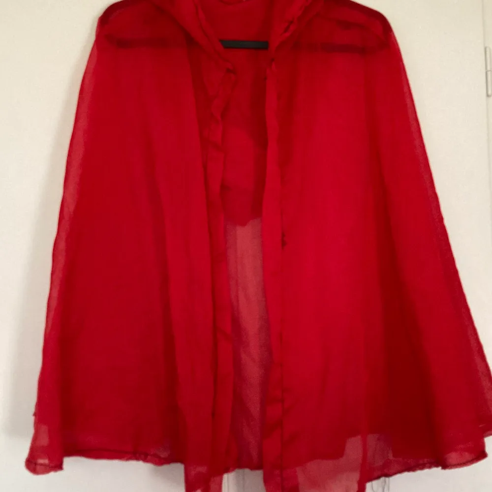 Hand sewn red cape. Jackor.