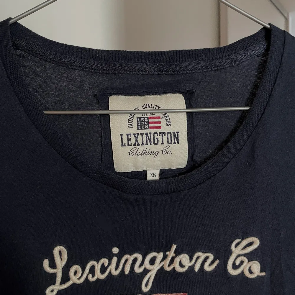 Marinblå t-shirt från Lexington. Storlek xs men passar nog s också beroende på hur man vill den ska sitta ☺️. T-shirts.