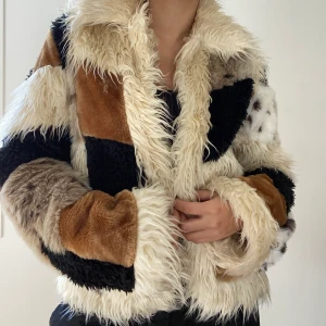 fluffig superfin y2k patchwork jacka!💞💞 - säljer denna superfina y2k patchwork jackan 💞💞 är S men skulle säga den passar S-M ❤️❤️