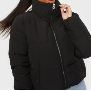 Puffer jacket - Jättefin jacka köpt på only. Använd men ser ut som ny💕 storlek s men passar nog både mindre och större. Skriv privat för fler bilder. Pris kan diskuteras 💕