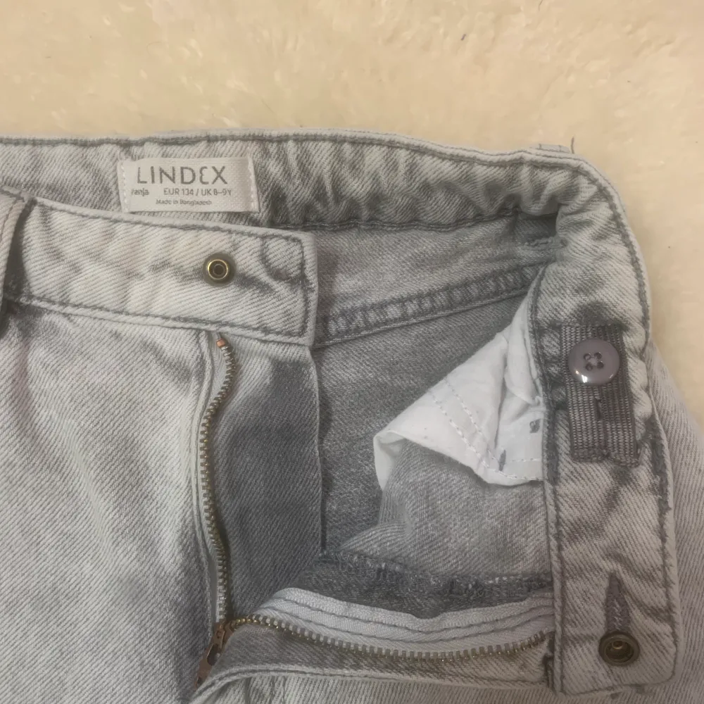 Ett par gråa jeans använda några gånger. I storlek 134 från Lindex💕. Jeans & Byxor.