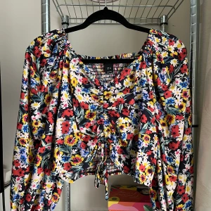 Blommig blus - Blommig blus från Lindex! Som ny!!!! 💐 Kortare i modellen och går att knyta åt där fram. Armarna är liiite kortare. 