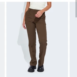 Wilma kostymbyxor  - Säljer mina helt nya kostymbyxor med lappen kvar från bikbok i small då de är lite för små för mig. Nypris 399kr