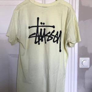 Stüssy t-shirt M - En stussy tisha inhandlad 2021, knappt använd. Medium men ganska lång. 