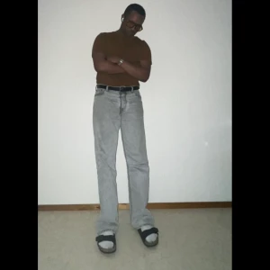 Hope Rush jeans - Storlek 36, bra skick, bootcut passform, snygg stack på sneakers.