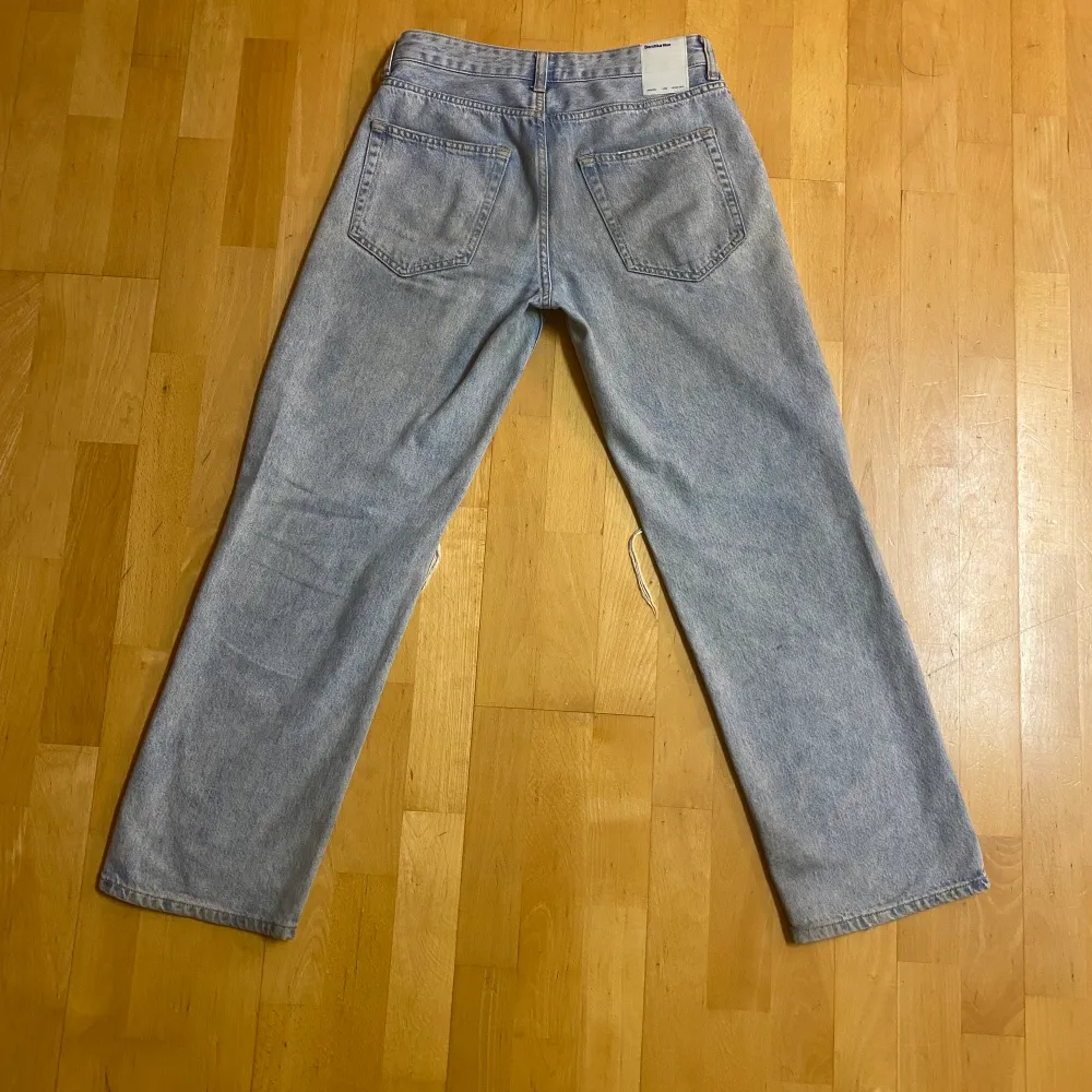 Vida jeans med hål vid knäna, storlek 30. Jeans & Byxor.