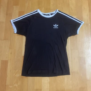 Adidas T-shirt  - Svart Adidas T-shirt, storlek XS