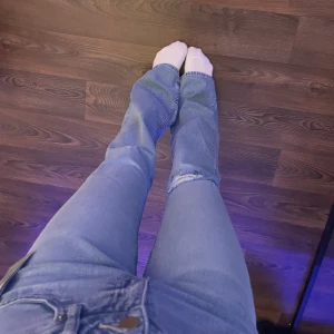 Lågmidjade jeans  - Oanvända jeans från h&m i storlek 36. Kan skicka fler bilder, lappen är kvar. Köparen står för frakten 