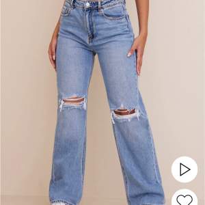 Ett par jätte fina ljus blå jeans från Veromoda, köpta bara för några månader sedan, de är använda fåtal ggr så de är som gott som nya dvs inga ”defekter”. De är i storlek 25/30 och är lite för långa för min smak som är 160! De är bocut/straight i modelle