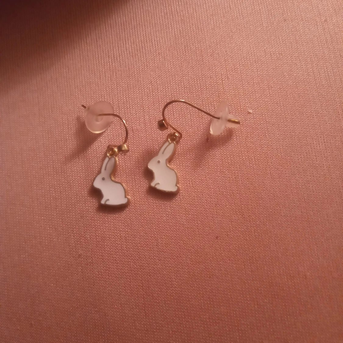 Guldfärgade örhängen med hänge av Olle kanin samt en kristall . - 90
