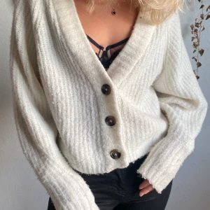 Kofta - Stickad kofta från GinaTricot storlek S