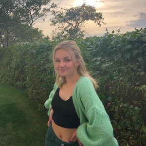 Sommar kofta 💚 - Super fin grön kofta från asos som tyvärr inte kommer till andvändning längre☺️ Den är i bra skick med inga defekter💚 Perfekt till sommaren🌸 ordenariepris 400kr 